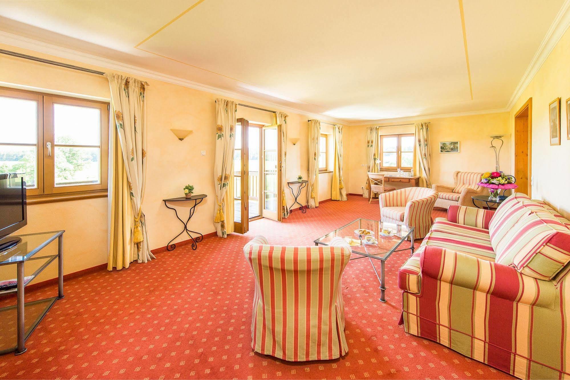 Hotel Und Landgasthof Altwirt Großhartpenning Eksteriør billede